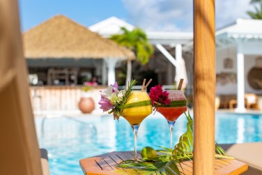 ... et se pr�lasser au bord de la piscine.