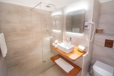 ... sa belle salle de bains spacieuse...