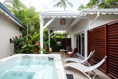 ... et le gros plus, un beau bain � remous sur la terrasse ext�rieure.