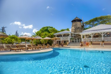 A l'ombre du moulin, les eaux turquoise de la piscine...