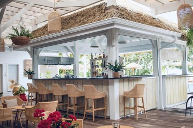 Le superbe bar du relais du moulin aux d�cors bois�es...