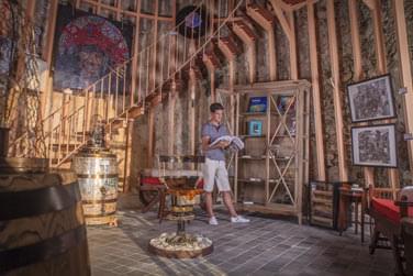 ... ou visitez encore l'intrieur du relais du moulin aux dcors boiss et prservs de l'poque