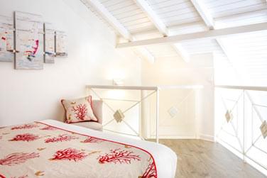 Lumineuse et moderne, voici la chambre de la suite junior