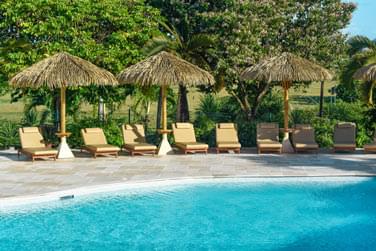Entoure de ses transats  et  la couleur bleue ciel voici la piscine du relais du moulin