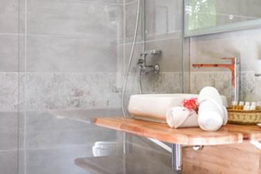 Les salles de bain sont spacieuses et modernes, quoi de mieux aprs une belle journe