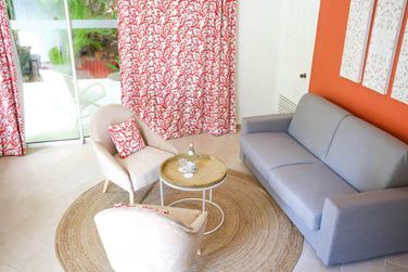 Son salon avec vue sur les jardins