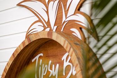 Ambiance exotique et tropicale au Tipsy Bar