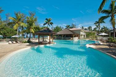 Les deux piscines sont une invitation  la baignade revigorante, au petit matin !