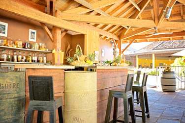 Le Comptoir du sud est un bar situ au bord de la piscine