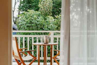 avec vue sur le jardin luxuriant