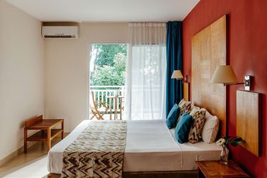 La Junior Suite dispose d'un grand lit confortable et un dcor typique