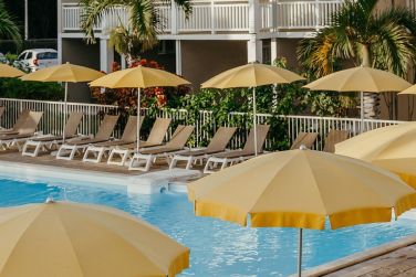 Faites bronzette sur les transats ou piquez-une tte dans la piscine