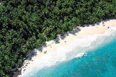 Un vritable crin de verdure pos sur un relief vallonn bord par 7 longues et belles plages de sable blanc