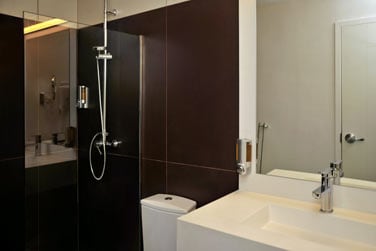 Les salles de bain sont modernes, au design pur