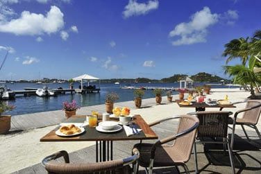 Le restaurant est ouvert sur la marina et le lagon