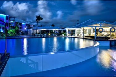 Profitez de ce calme au bord de la piscine