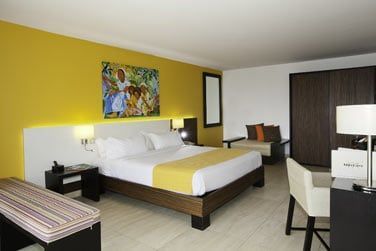 Chambre suprieure ct lagon offrant une vue partielle sur la mer