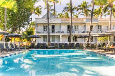 Moment de d�tente au bord de la piscine de l'Alamanda