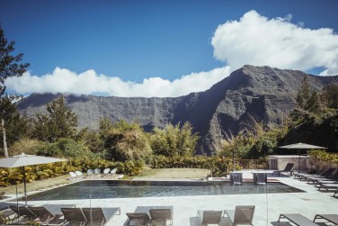 La piscine du Sarana avec une vue �poustouflante sur les montagnes