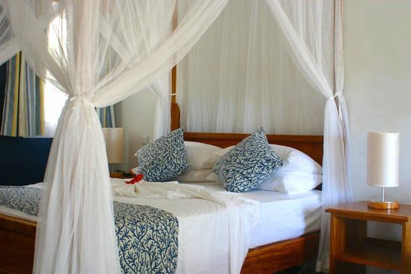 La chambre est dcore avec soin