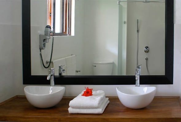 Salle de bain avec double vasque