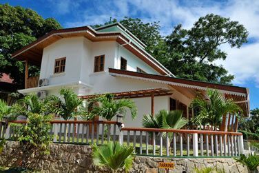 La Fontaine Holiday Apartments est situ  quelques minutes  pied de la clbre plage de Beau Vallon
