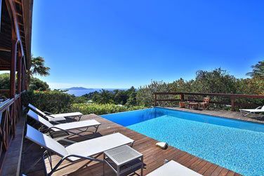 La piscine extrieure avec la vue magnifique