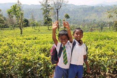 Des enfants vous salueront sur les bords des routes