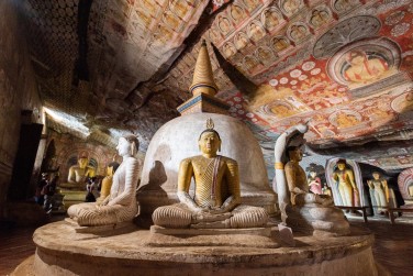 Arr�t � Dambulla pour visiter le temple qui abrite la plus grande collection de peintures murales et de statues de Bouddha au Sri Lanka