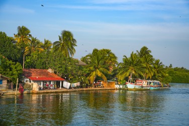 Entre plages bord�es de palmiers, canal hollandais, �glises catholiques et temples bouddhistes, d�couvrez Negombo