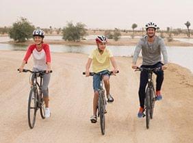 Faites du vélo dans le désert de Dubaï sur la piste cyclable d'Al Qudra
