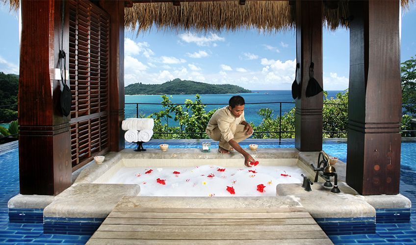 bain romantique dans une villa à l'hôtel Anantara Maïa