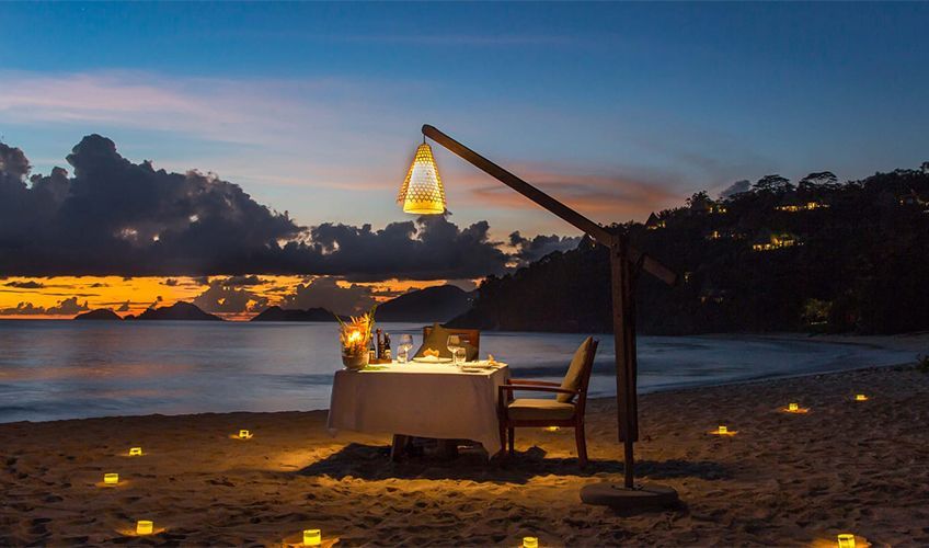 repas en amoureux au coucher de soleil à l'hôtel Anantara Maïa