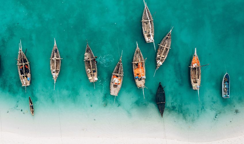 barques sur les eaux turquoise de Zanzibar