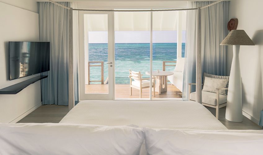 vue depuis le lit dans une Water Villa au LUX* South Ari Atoll des Maldives