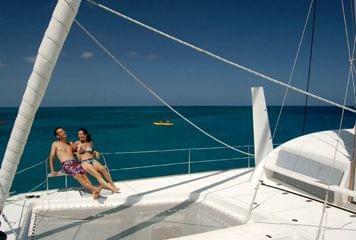couple en catamaran bahamas couple en catamaran bahamas