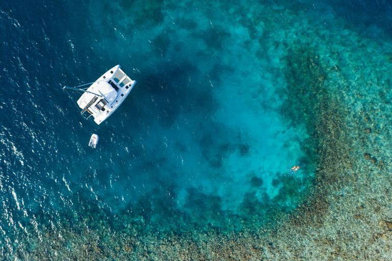 Naviguer  bord d'un catamaran au LUX* South Ari Atoll