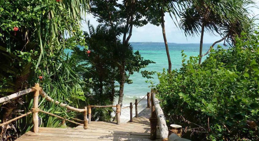 ponton accès plage au fundu lagoon à zanzibar