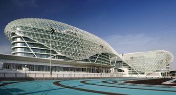 Une expérience qui décoiffe : conduire un bolide sur la piste du circuit Yas Marina