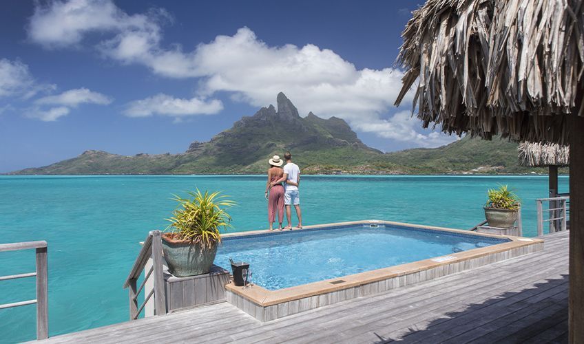 couple admirant le mont Otemanu à Bora Bora en Polynésie
