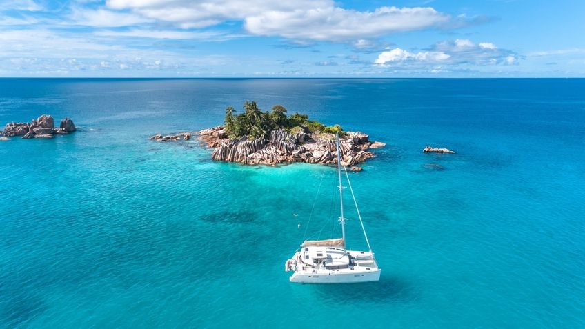 catamaran devant l'ilot saint pierre aux seychelles