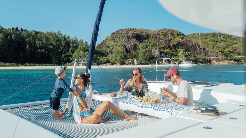 moment de partage sur un catamaran aux seychelles