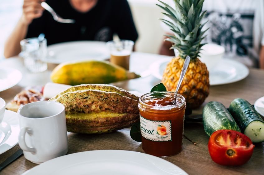 petit déjeuner sur un catamaran aux seychelles