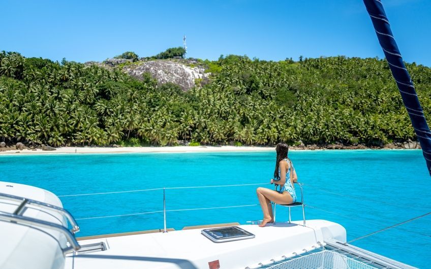 moment de détente sur un catamaran aux seychelles