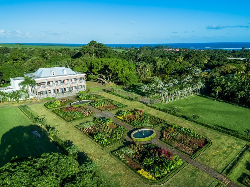 vue du chateau sur le domaine de bel ombre