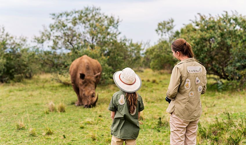 famille en safari devant un rhino dans le parc Kruger en Afrique du Sud