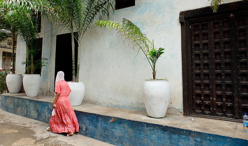 femme marchant dans les rues de Stone Town