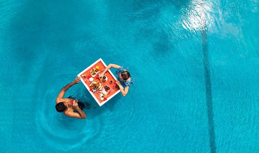 petit djeuner flottant dans une piscine aux Maldives
