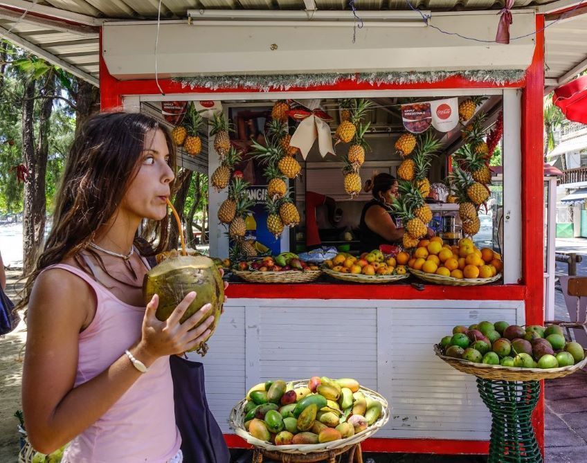 vendeur de fruits sur la marche de mahebourg ile maurice