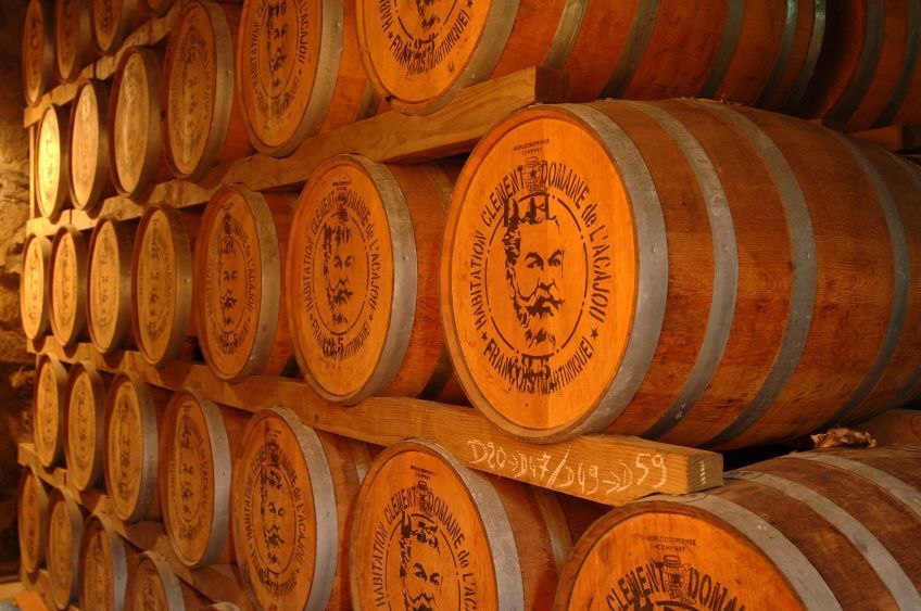 futs de rhum dans la distillerie Clément en Martinique